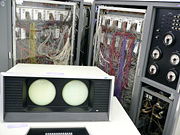 CDC 6600 computadora. Mostrar la consola se muestra en primer plano, principal sistema de gabinete en el fondo, con la memoria / lógica / cableado a la izquierda y centro, y la potencia y refrigeración y generación de control a la derecha.